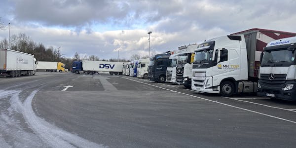 Vehicles using the Car Parking Spaces at Roadchef Tibshelf Northbound